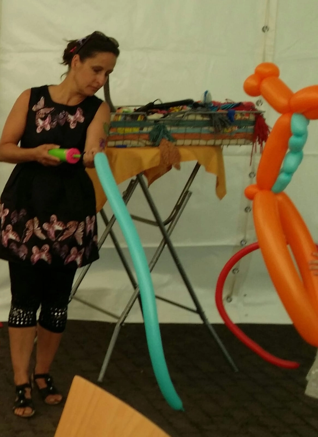 Moments Veranstaltungsagentur - Ballonkünstlerin formt große Figuren