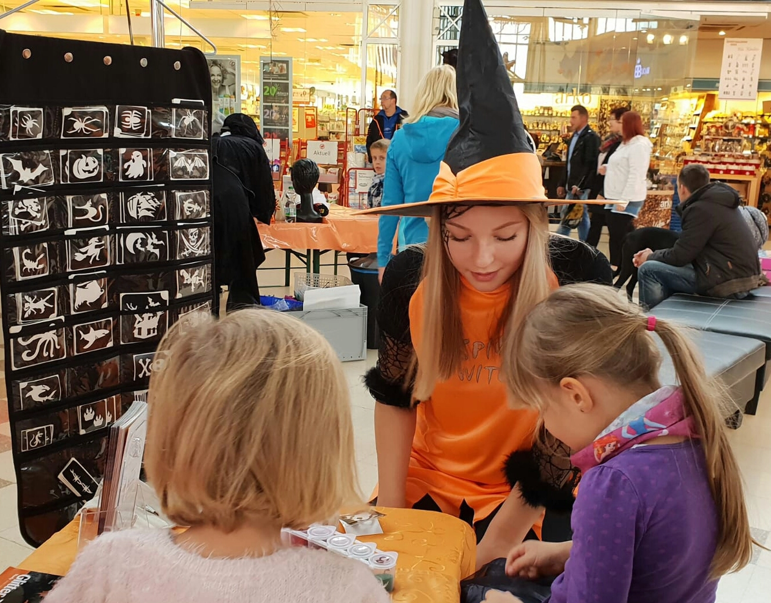 Moments Veranstaltungsagentur - Hexenkostüm beim Kinderschminken