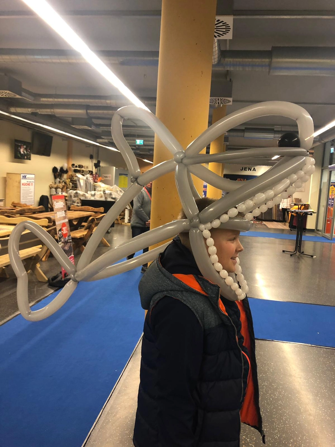 Moments Veranstaltungsagentur - Junge mit aufwendiger Ballonkrone