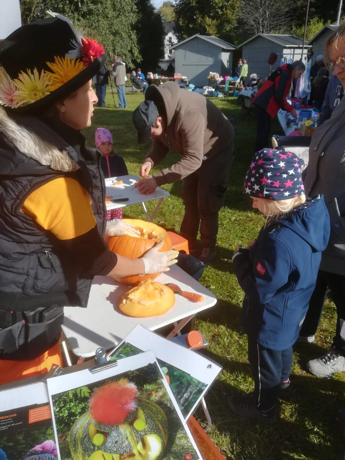 Moments Veranstaltungsagentur - Kinder beim Kürbisschnitzen im Freien