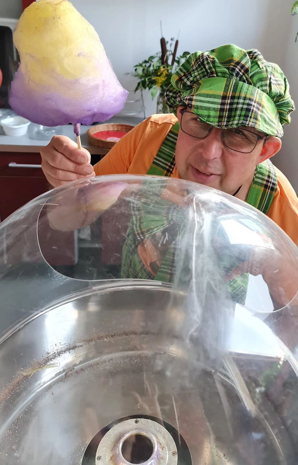 Moments Veranstaltungsagentur -  Zuckerwatte wird kunstvoll geformt