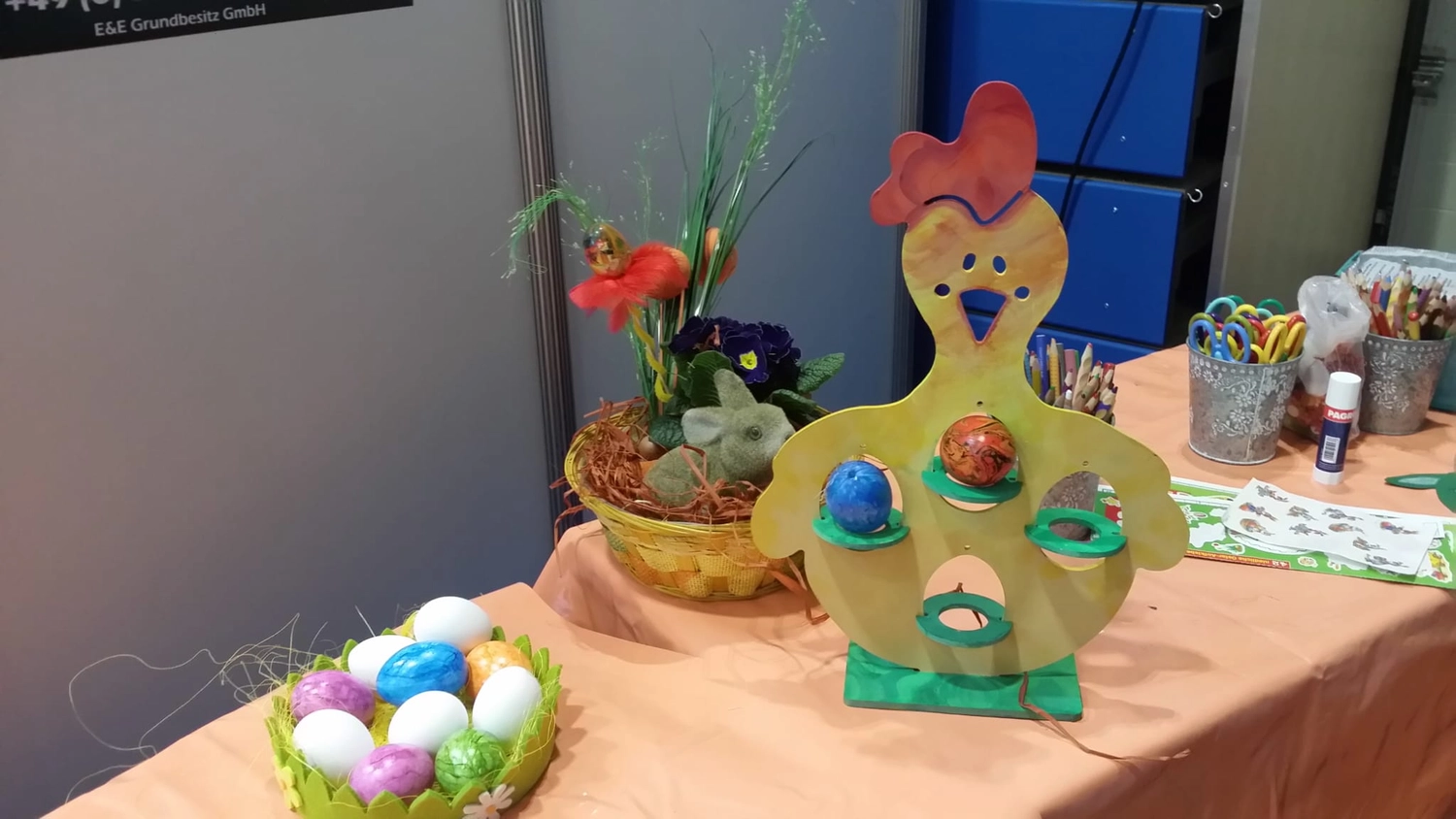 Moments Veranstaltungsagentur -  Osterdeko mit Henne und bunten Eiern