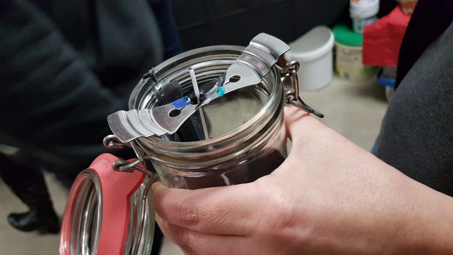 Moments Veranstaltungsagentur - Wachs im Wasserbad-Glas erhitzt