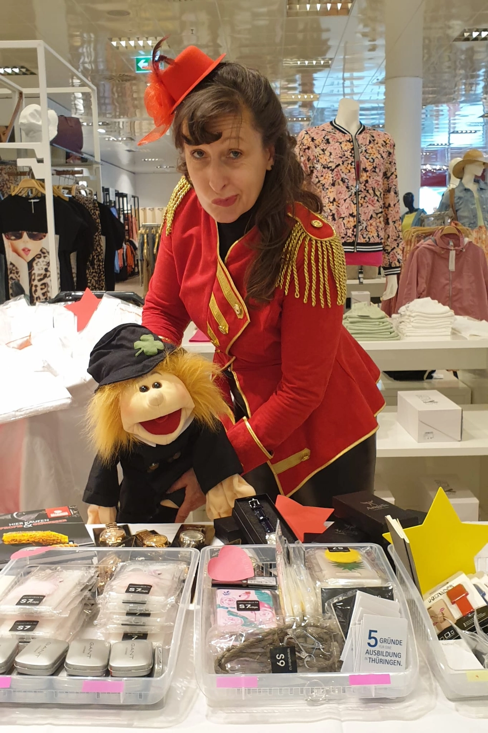 Moments Veranstaltungsagentur -  Hostess mit Handpuppe im Einkaufscenter