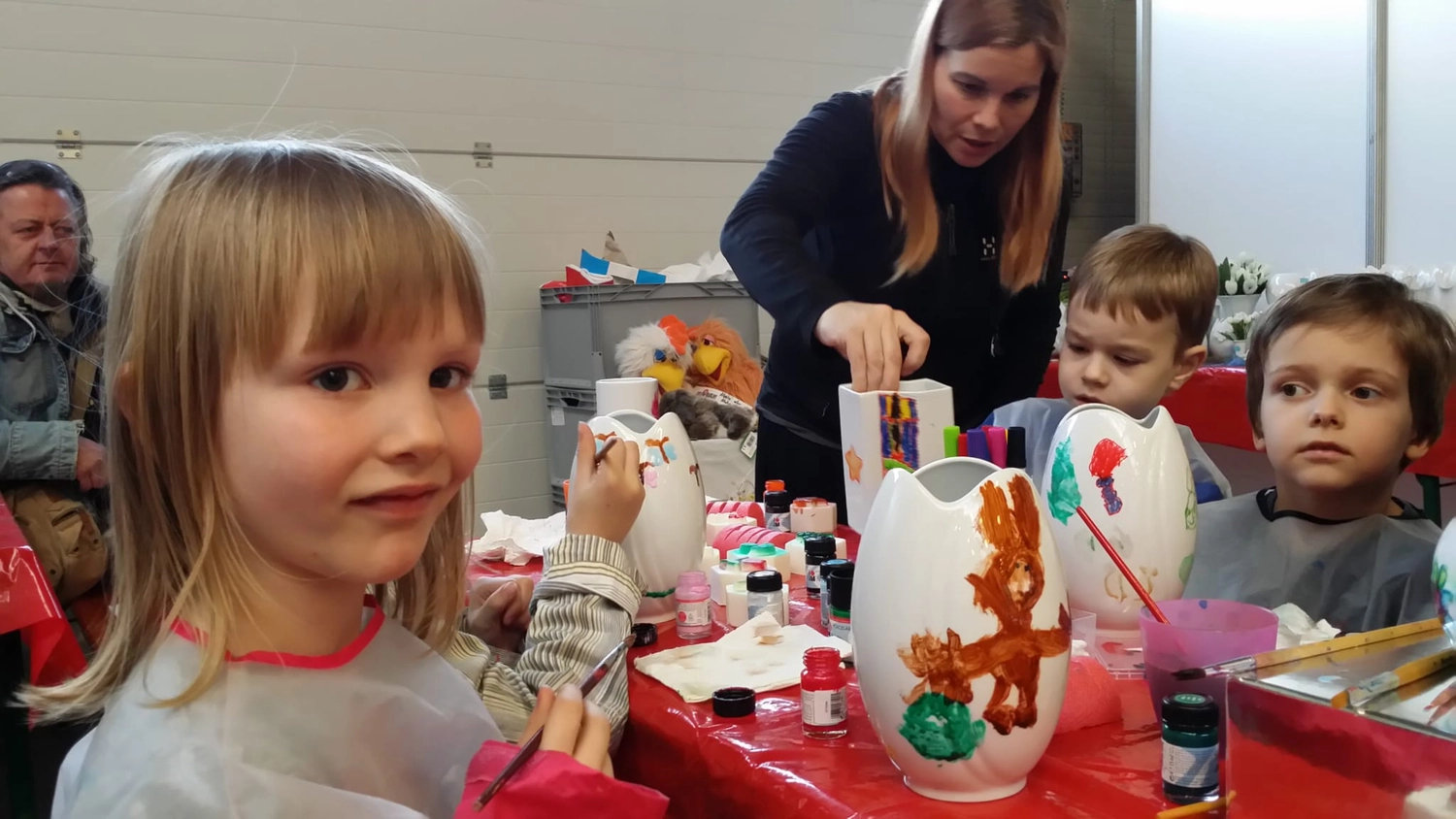 Moments Veranstaltungsagentur - Kinder bemalen Porzellanvasen