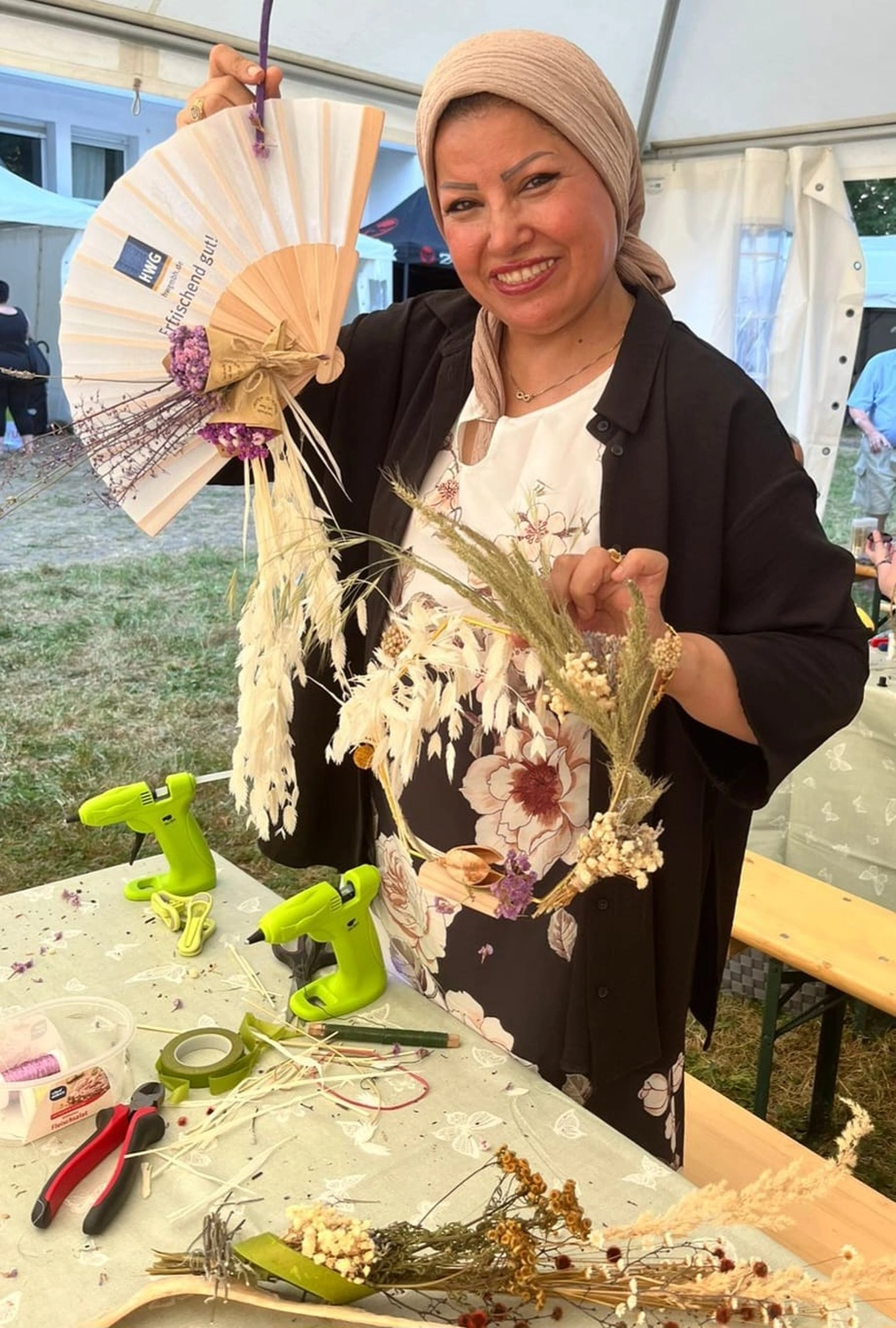Moments Veranstaltungsagentur -  Frau bastelt Kranz mit Heißklebepistole