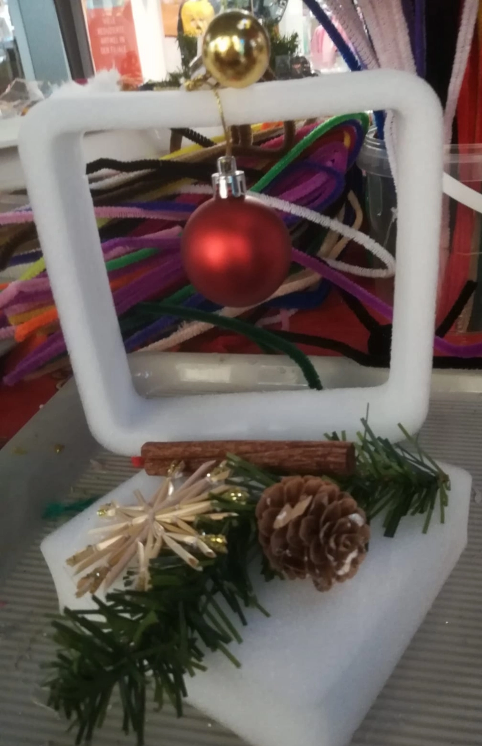 Moments Veranstaltungsagentur -  Weihnachtsdeko mit Zapfen und Kugel