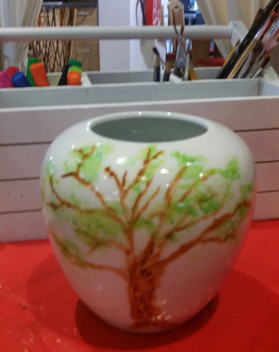 Moments Veranstaltungsagentur - Bemalte Vase mit Baummotiv