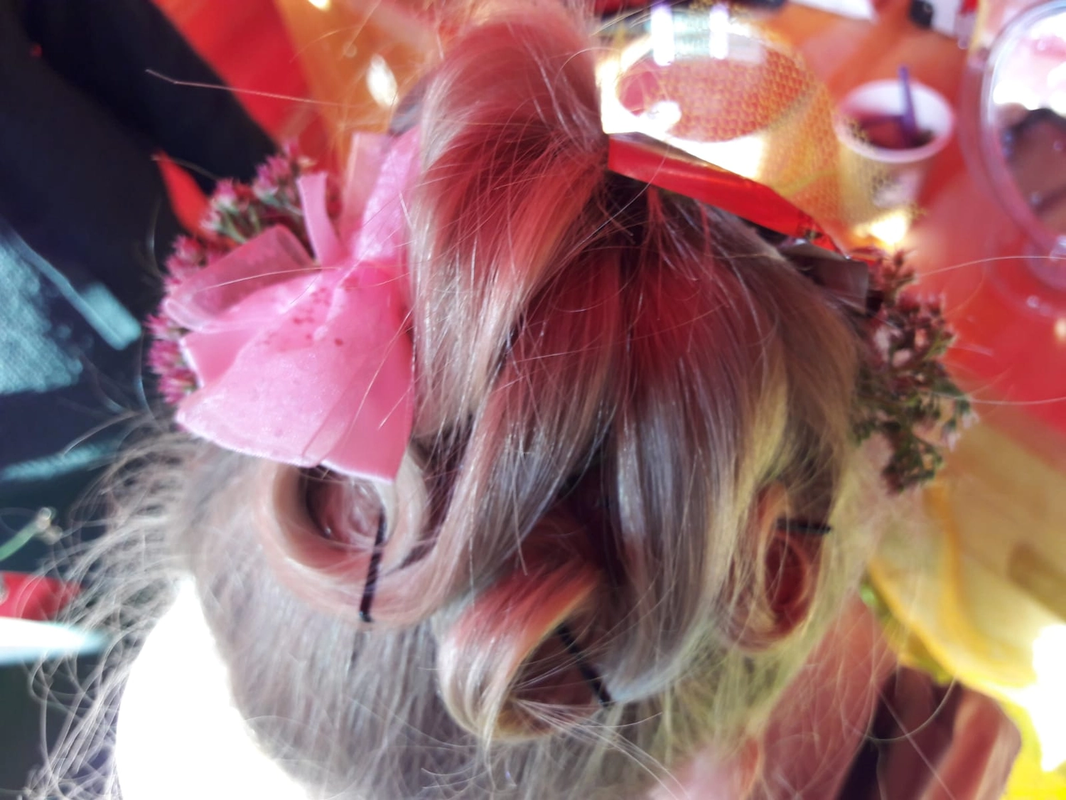 Moments Veranstaltungsagentur -Haarschmuck mit rosa Schleife und Blüten