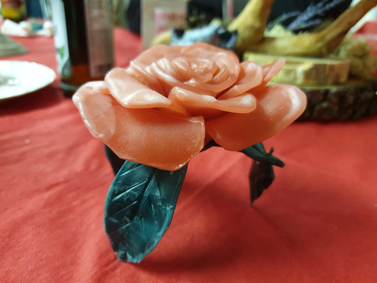 Moments Veranstaltungsagentur -  Wachsrose mit Blatt im Detail