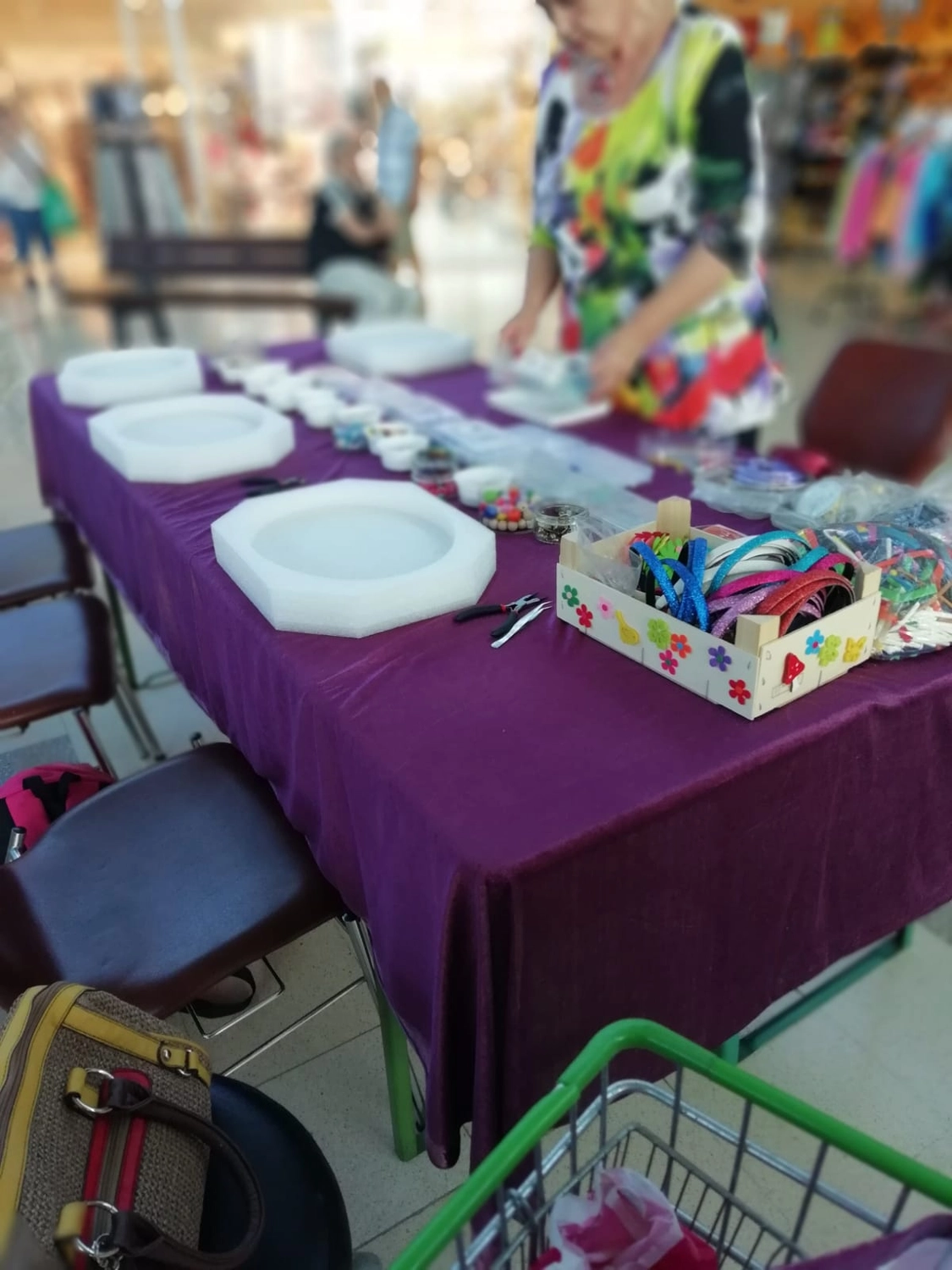 Moments Veranstaltungsagentur - Schmuckbasteln am violetten Stand