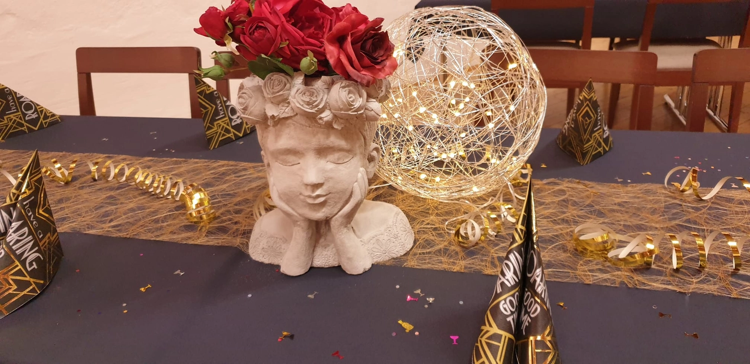 Moments Veranstaltungsagentur -  Steinkopf-Deko mit Rosen und Lichterball