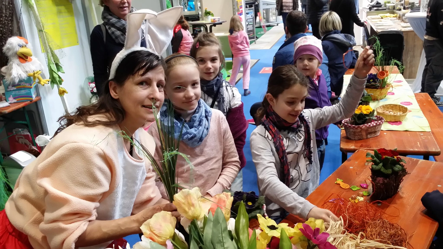 Moments Veranstaltungsagentur -  Kinder mit Hasenohren beim Basteln