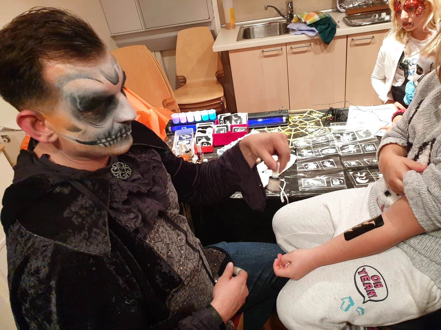 Moments Veranstaltungsagentur - Totenkopf-Schminke bei Halloween-Event