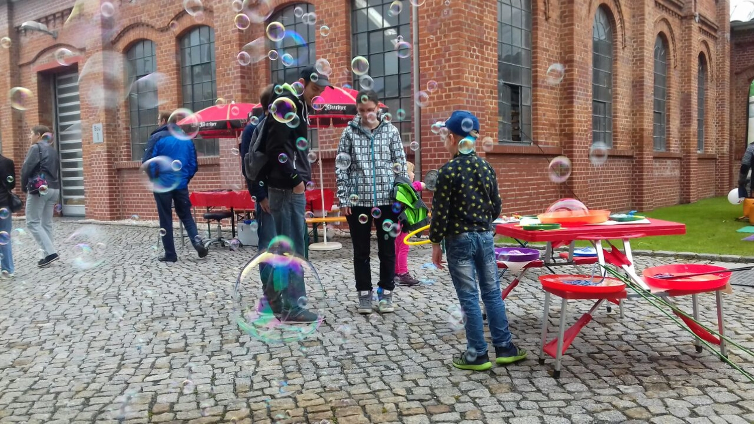 Moments Veranstaltungsagentur - Seifenblasen schweben über Marktplatz
