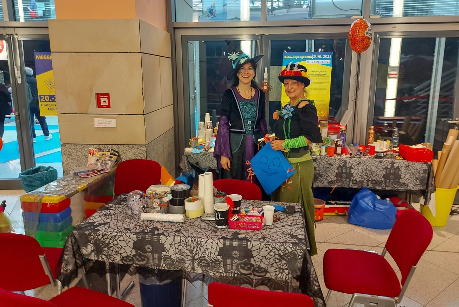 Moments Veranstaltungsagentur -   Kostümierte Damen am Bastelstand