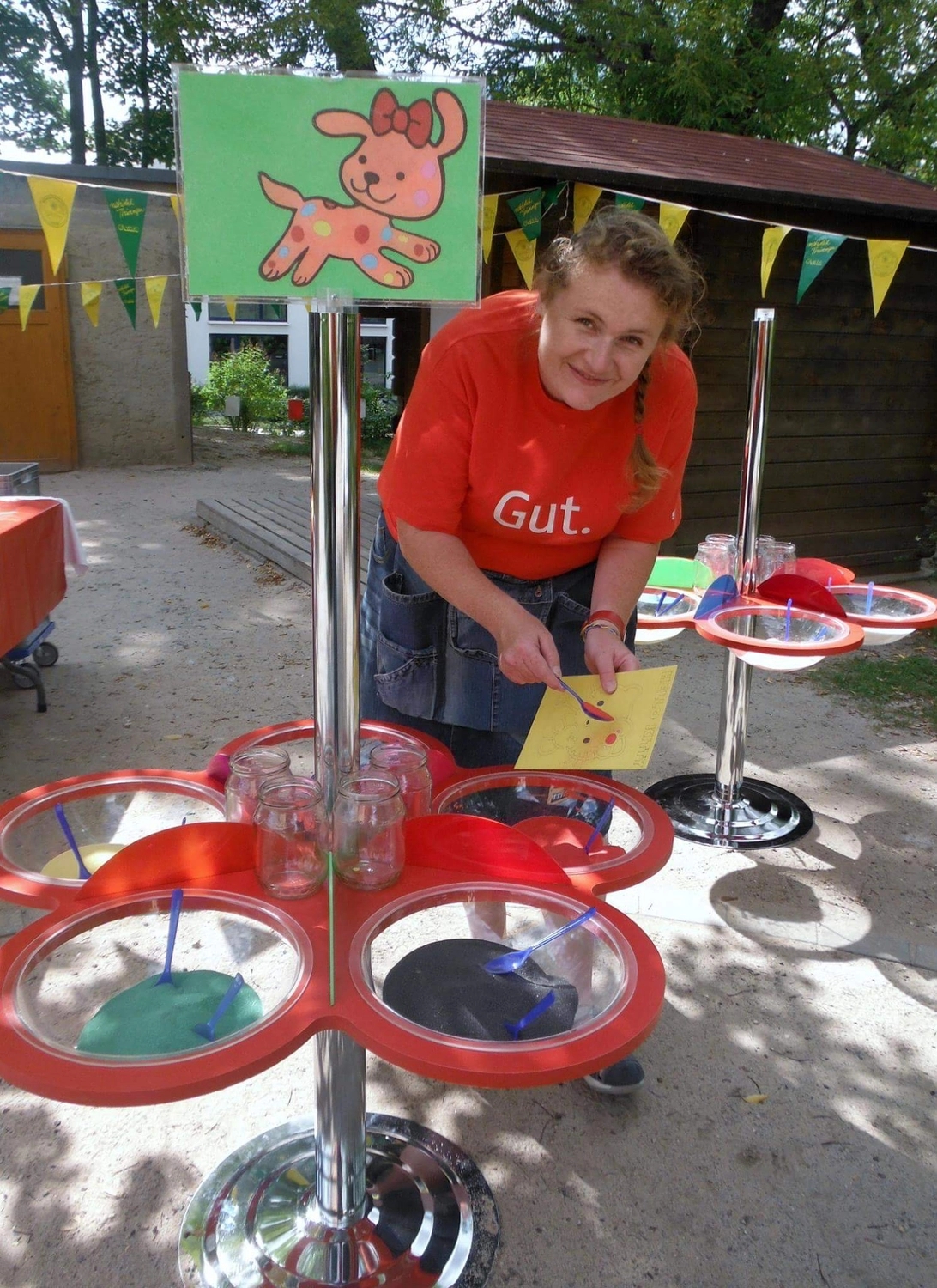 Moments Veranstaltungsagentur - Betreuerin am Sandpainting-Stand im Freien