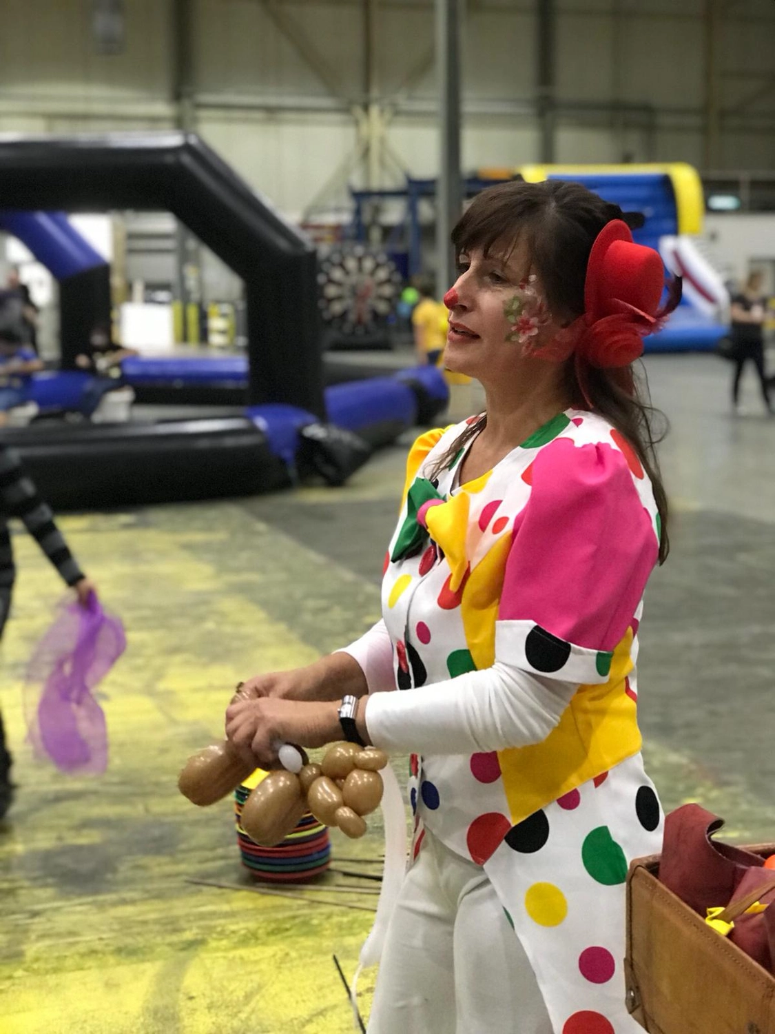 Moments Veranstaltungsagentur - Clownin mit Ballonfigur bei Event