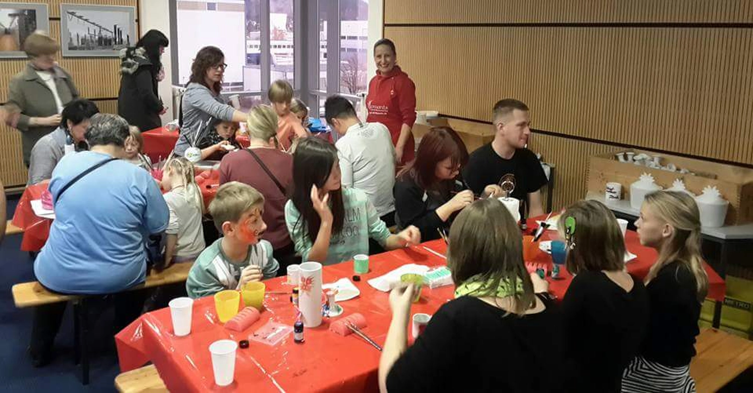 Moments Veranstaltungsagentur -  Gruppe beim Porzellanmalen am Tisch