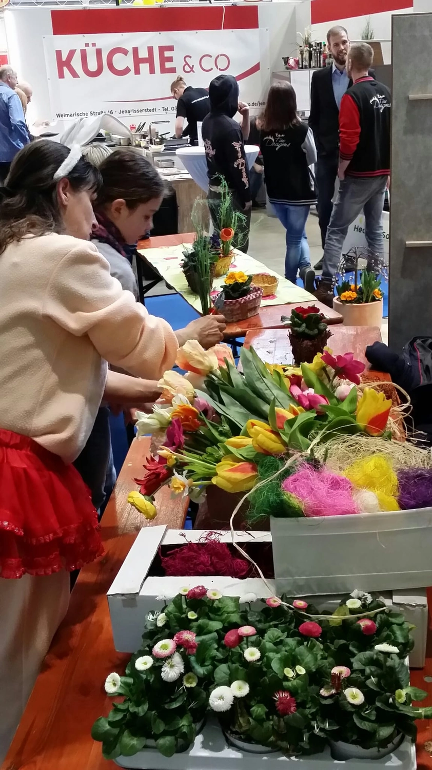 Moments Veranstaltungsagentur -  Kinder basteln an Blumenstand