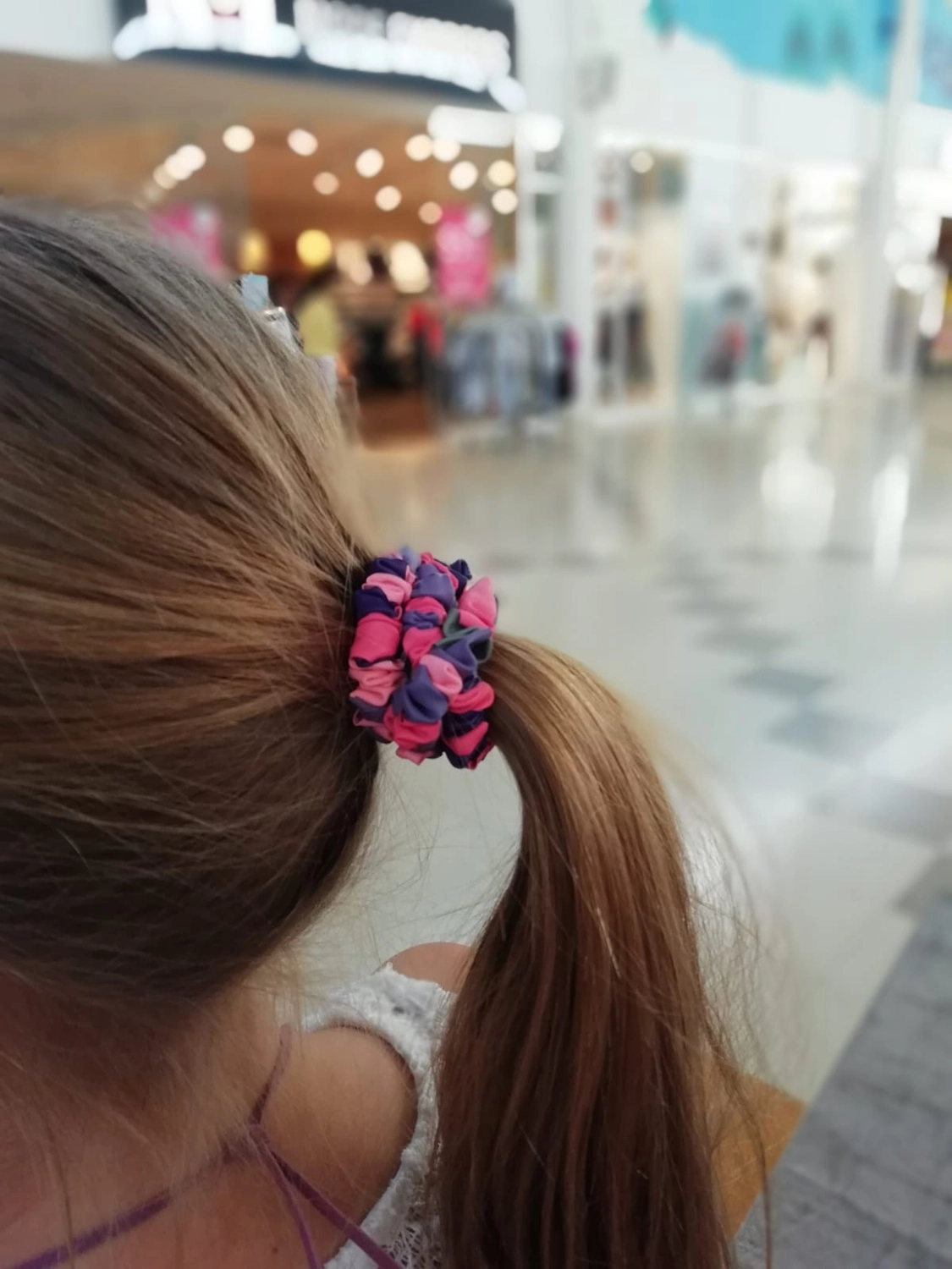 Moments Veranstaltungsagentur - Buntes Scrunchie im Haar