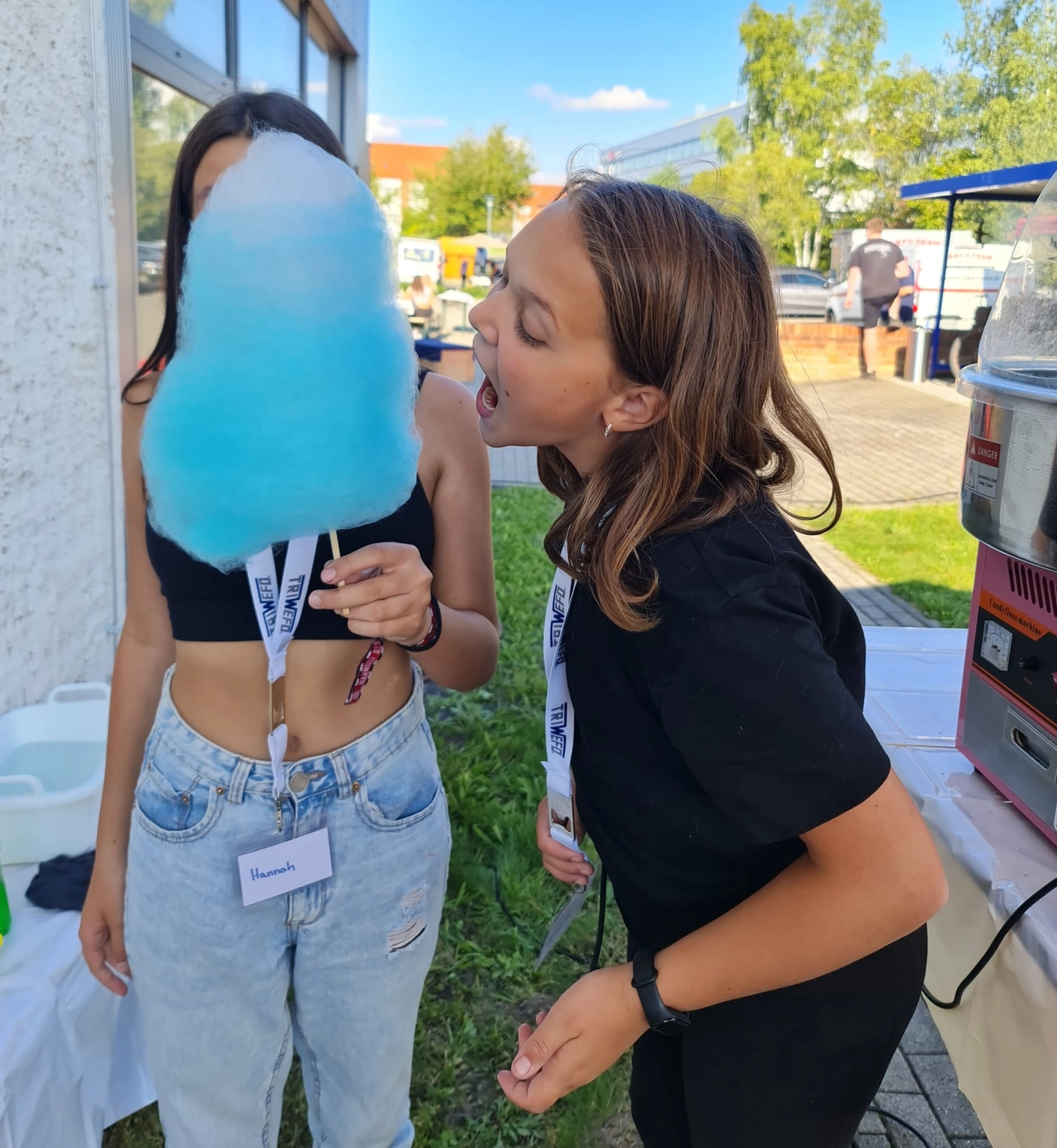 Moments Veranstaltungsagentur -   Kinder mit blauer Zuckerwatte im Freien