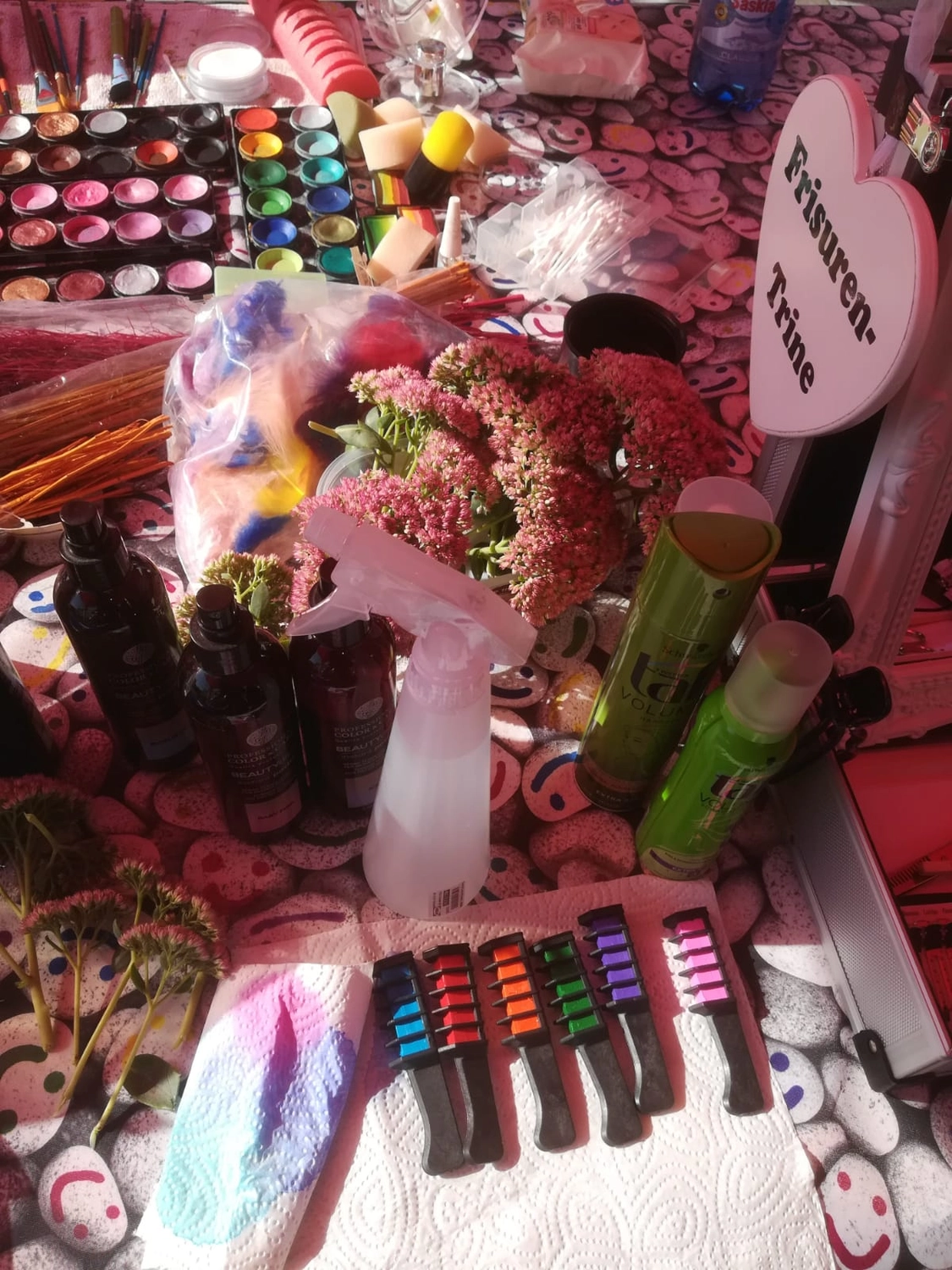 Moments Veranstaltungsagentur - Frisierstand mit Farben und Zubehör