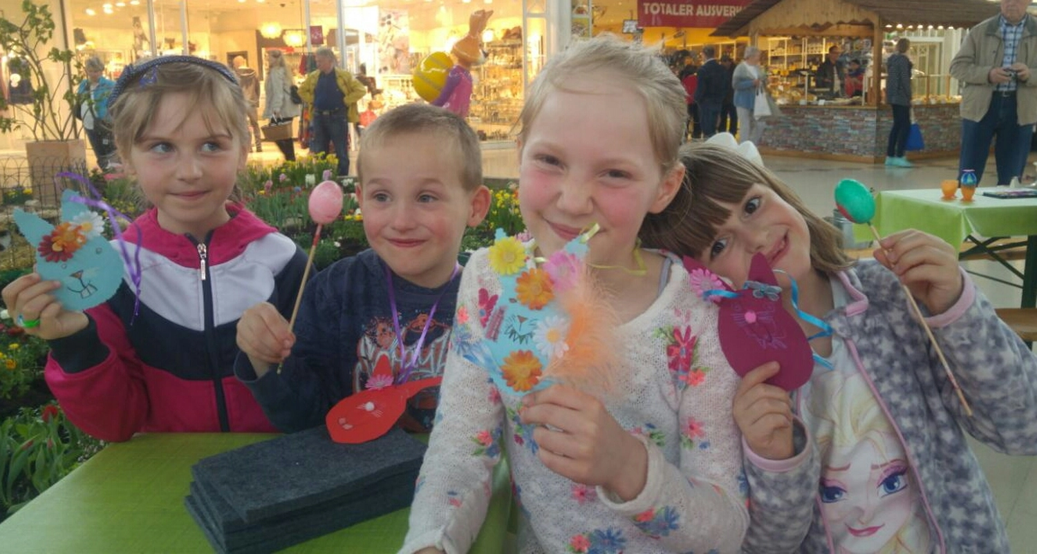 Moments Veranstaltungsagentur - Kinder mit gebastelten dekorationen