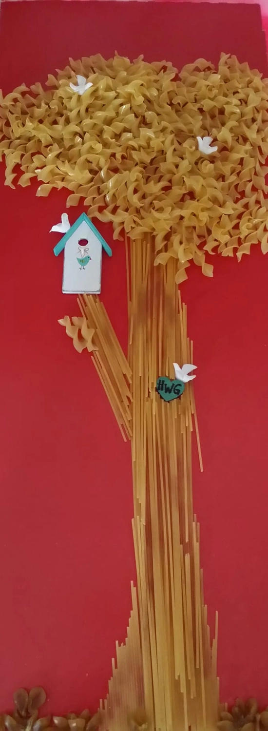 Moments Veranstaltungsagentur -  Bastelbild mit Baum aus Nudeln