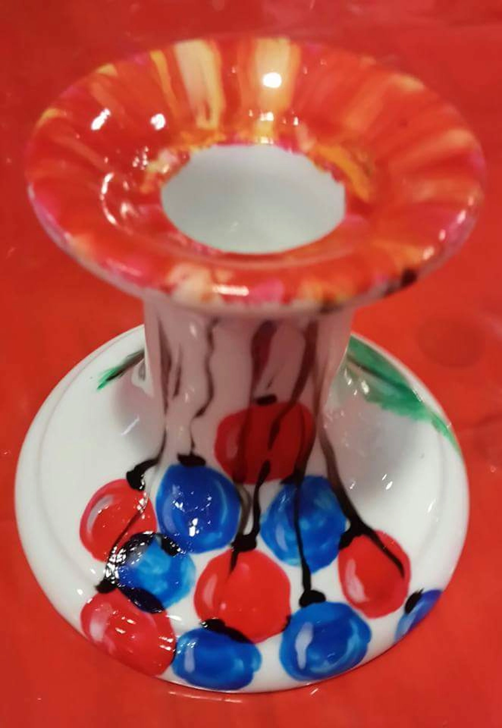 Moments Veranstaltungsagentur - Bemalte Vase mit Kirschmotiv