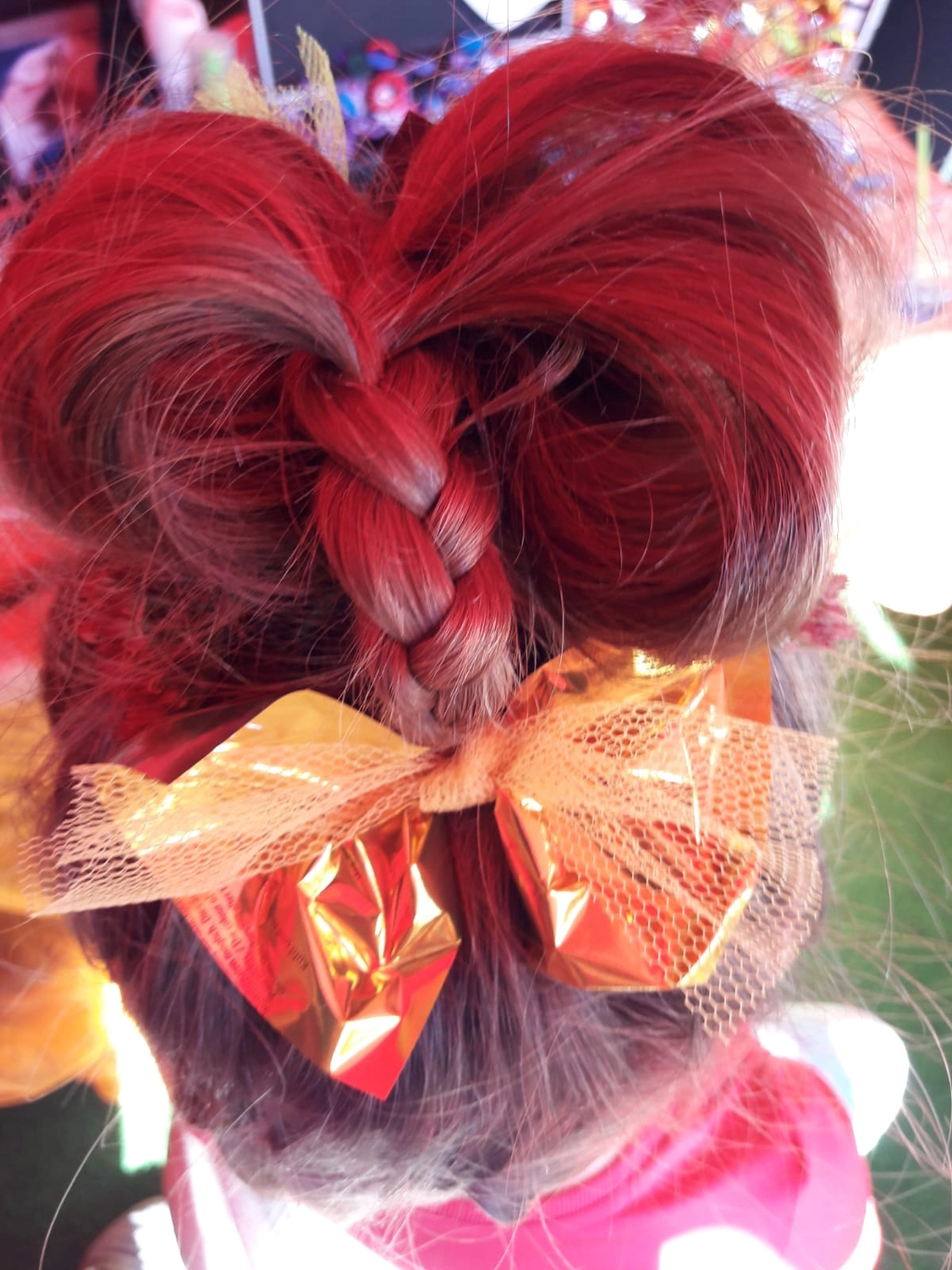 Moments Veranstaltungsagentur - Haarfrisur mit goldener Schleife