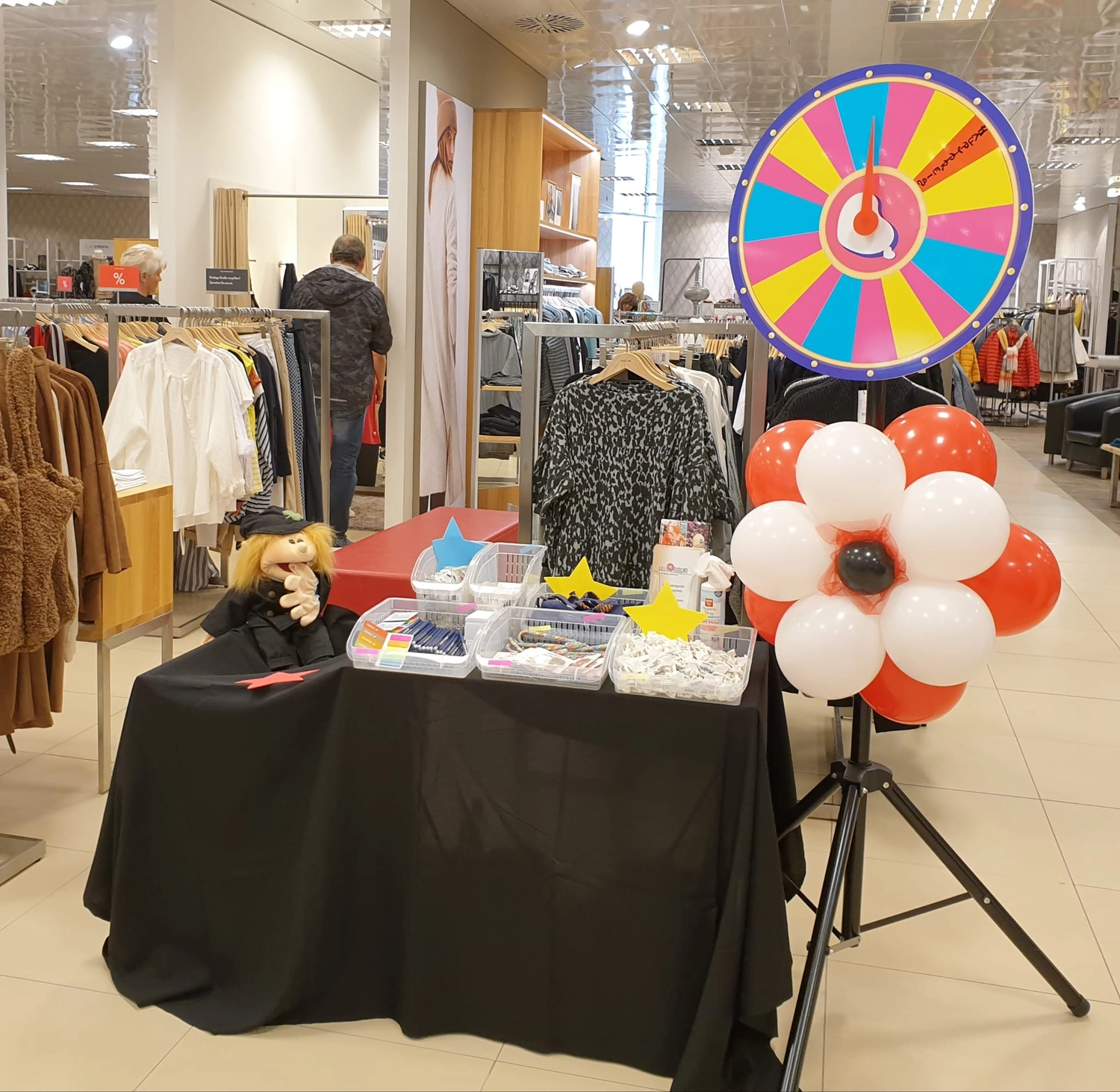Moments Veranstaltungsagentur -  Promotion-Stand mit Glücksrad im Store