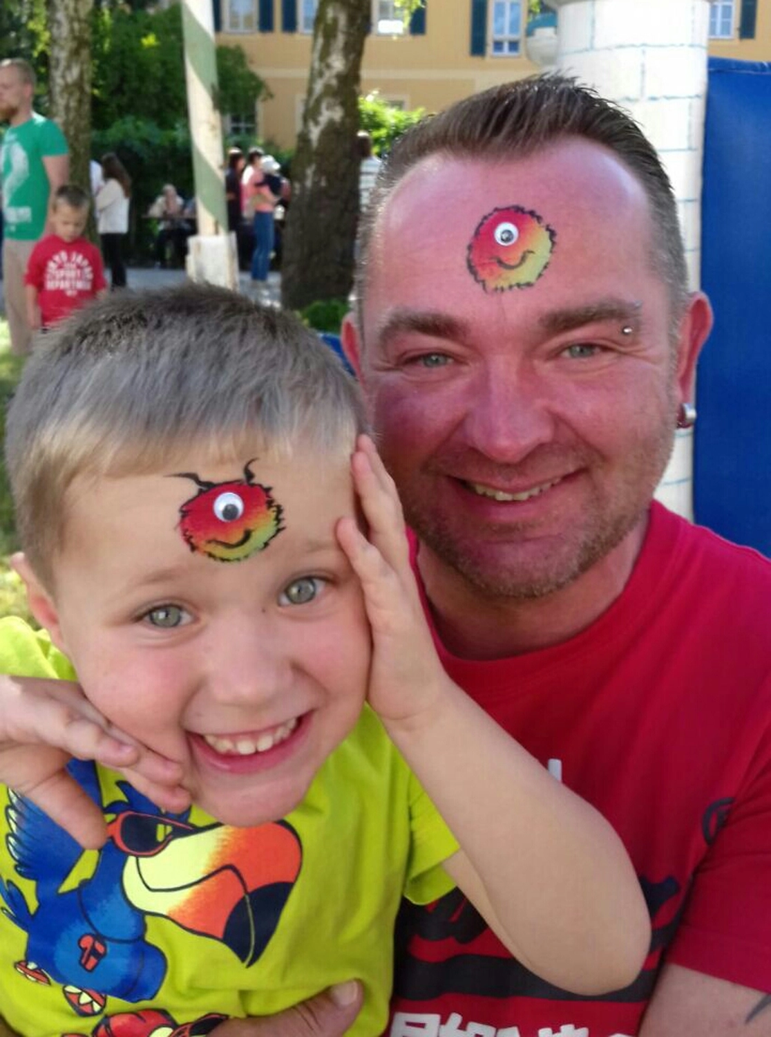 Moments Veranstaltungsagentur - Vater und Sohn mit Monster-Schminke