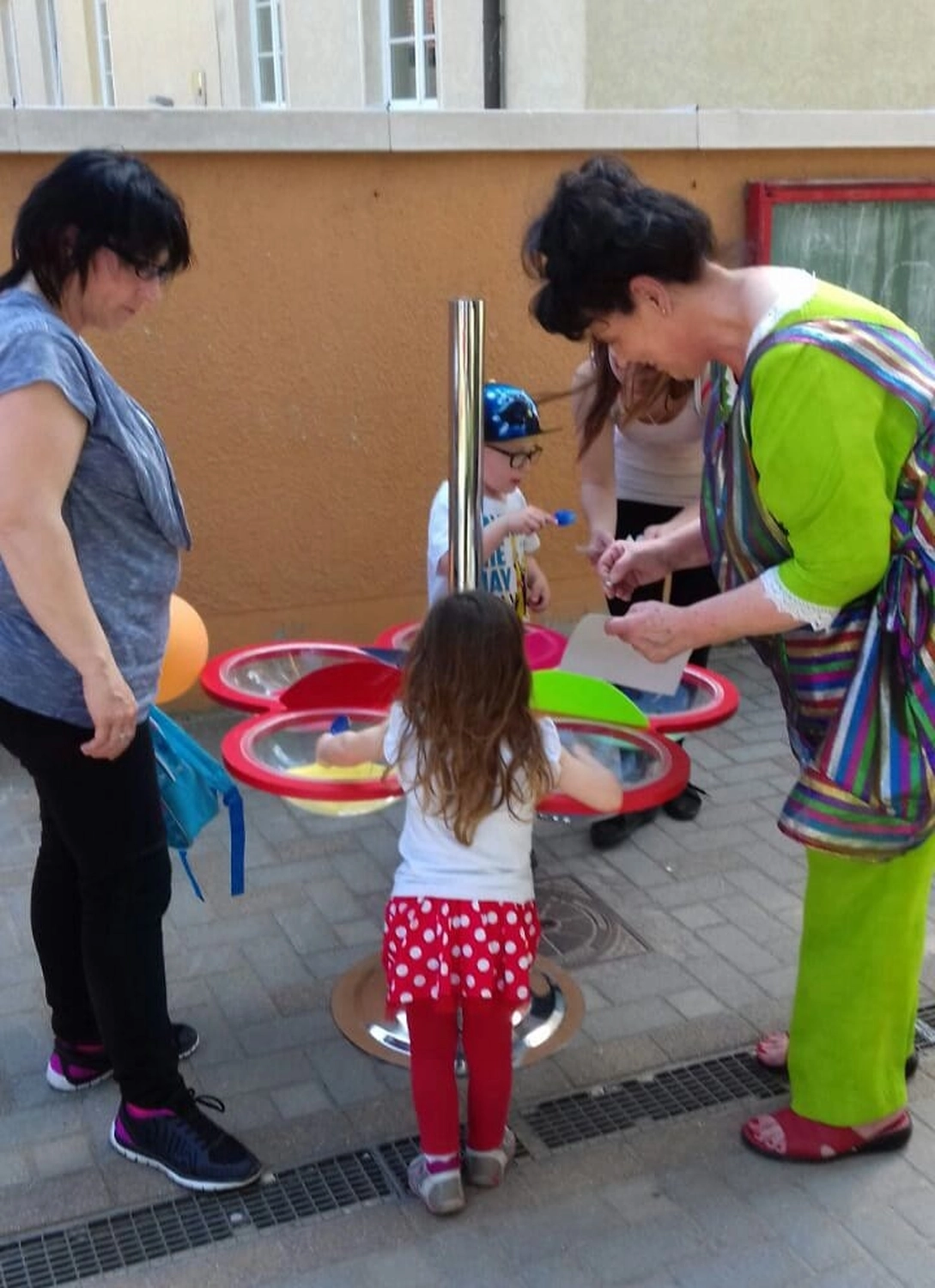 Moments Veranstaltungsagentur -Stand mit Kindern im Freien