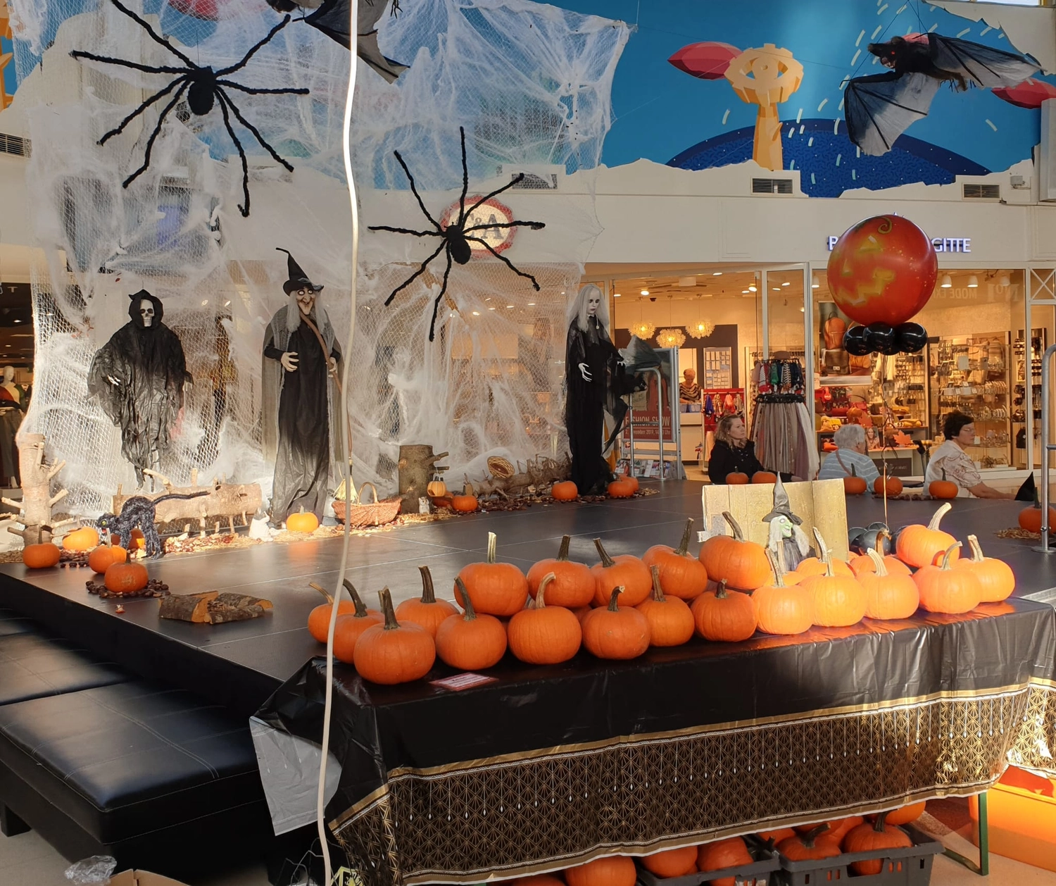 Moments Veranstaltungsagentur - Halloween Deko mit Kürbissen und Spinnen