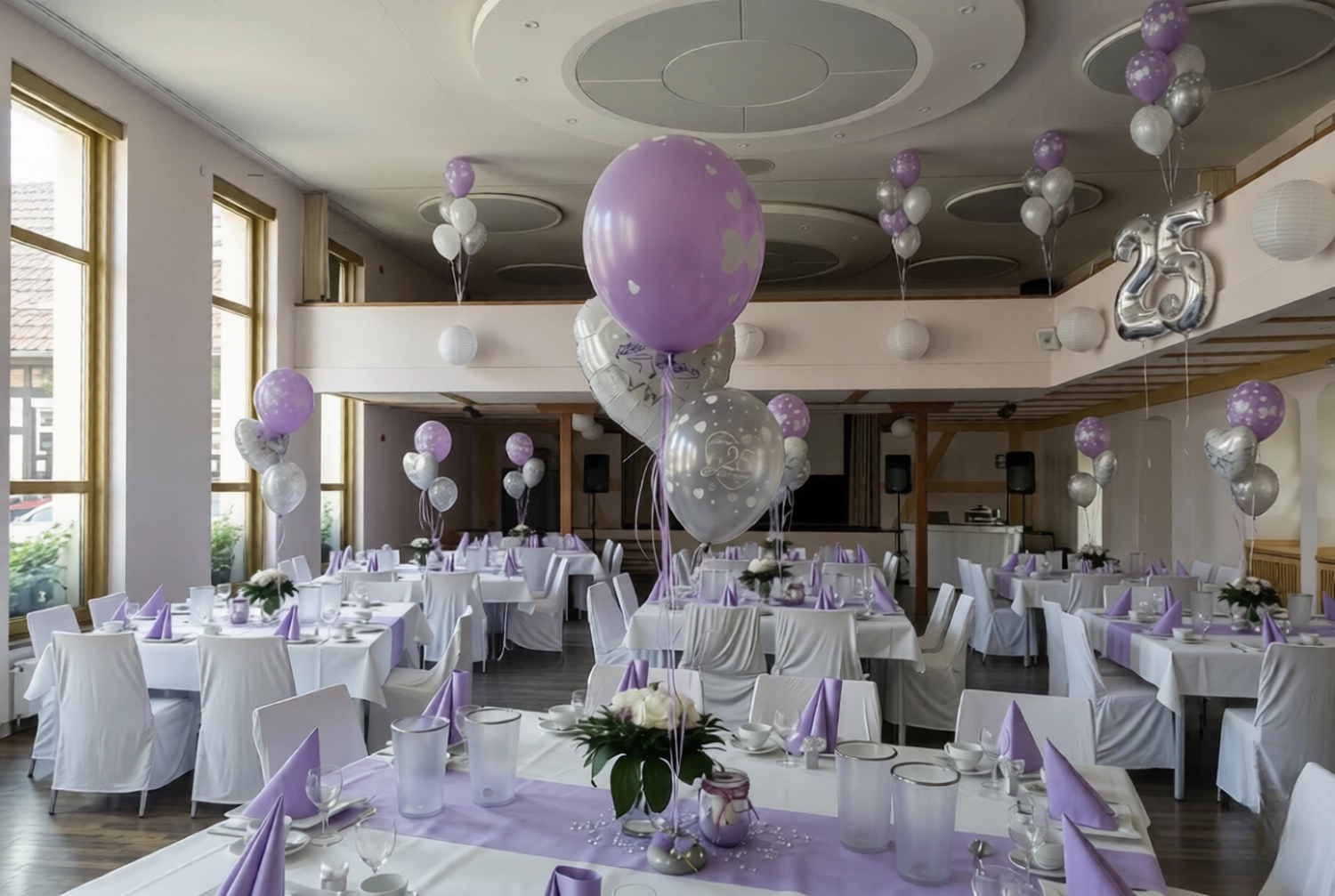 Ballon Moments - Dekoration -  Festsaal mit lila-weißer Ballondekoration zum Jubiläum
