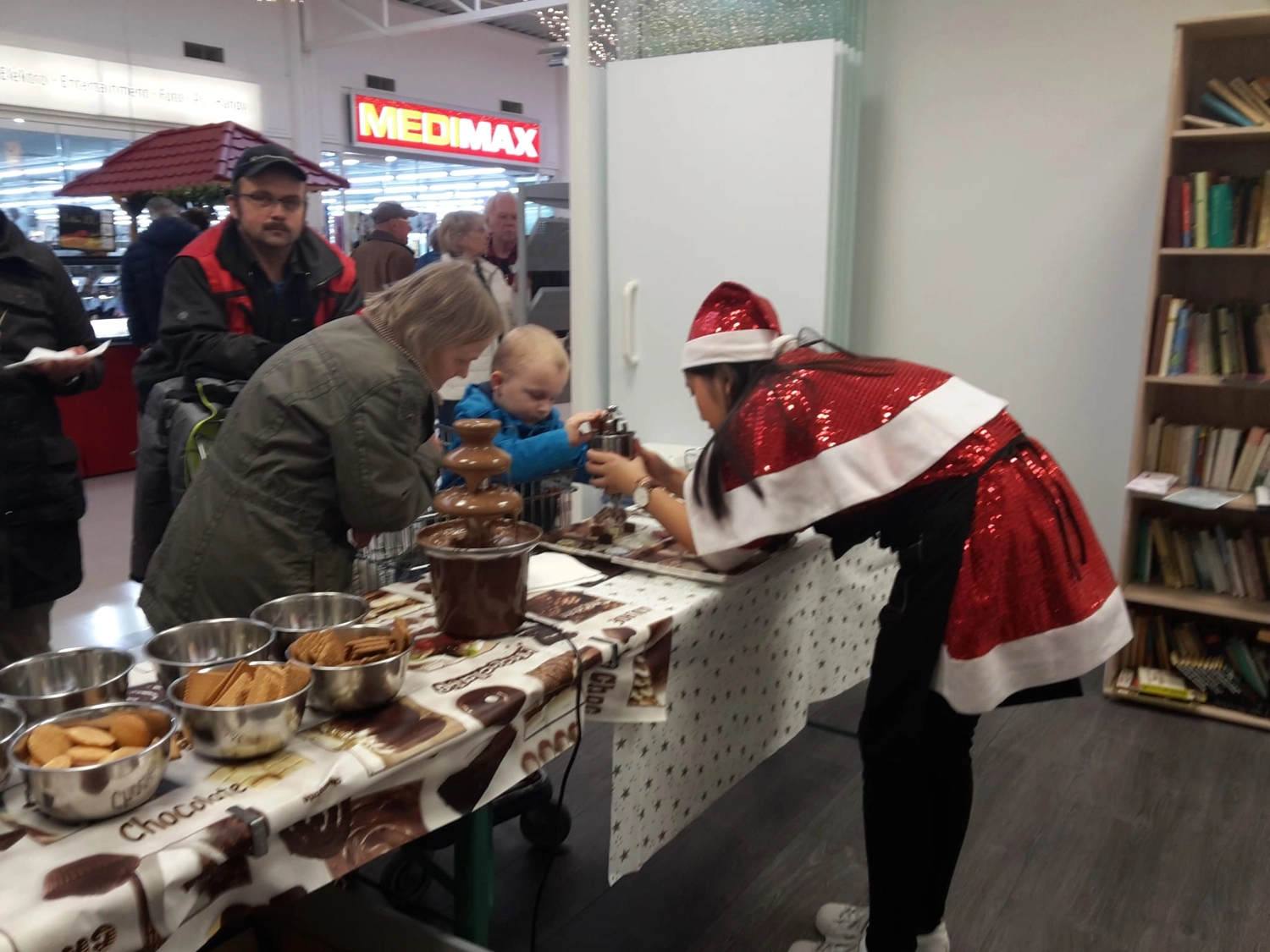 Moments Veranstaltungsagentur - Weihnachtsmann-Helferin am Schokoladenbrunnen