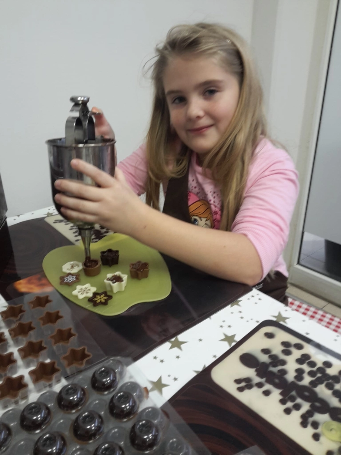 Moments Veranstaltungsagentur -  Mädchen gießt Schokolade im Workshop