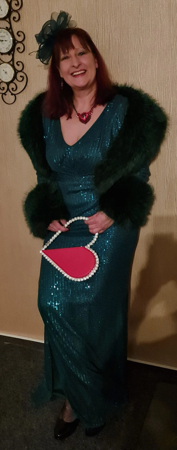 Moments Veranstaltungsagentur - Elegante Dame im grünen Pailettenkleid