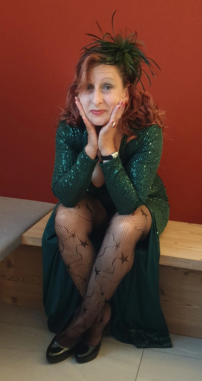 Moments Veranstaltungsagentur - Elegante Dame im grünen Pailettenkleid