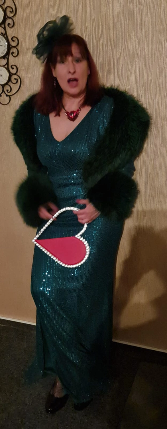 Moments Veranstaltungsagentur - Elegante Dame im grünen Pailettenkleid