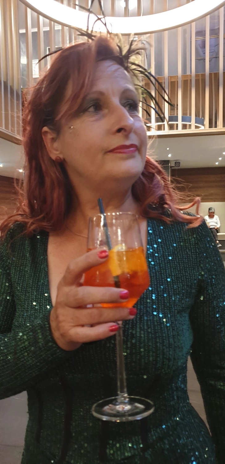 Moments Veranstaltungsagentur - Dame mit Cocktail im Pailettenkleid