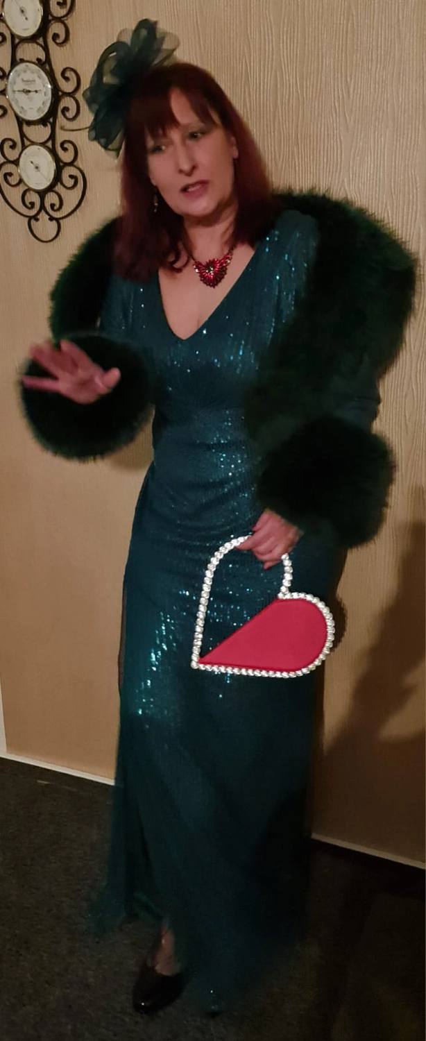 Moments Veranstaltungsagentur - Elegante Dame im grünen Pailettenkleid